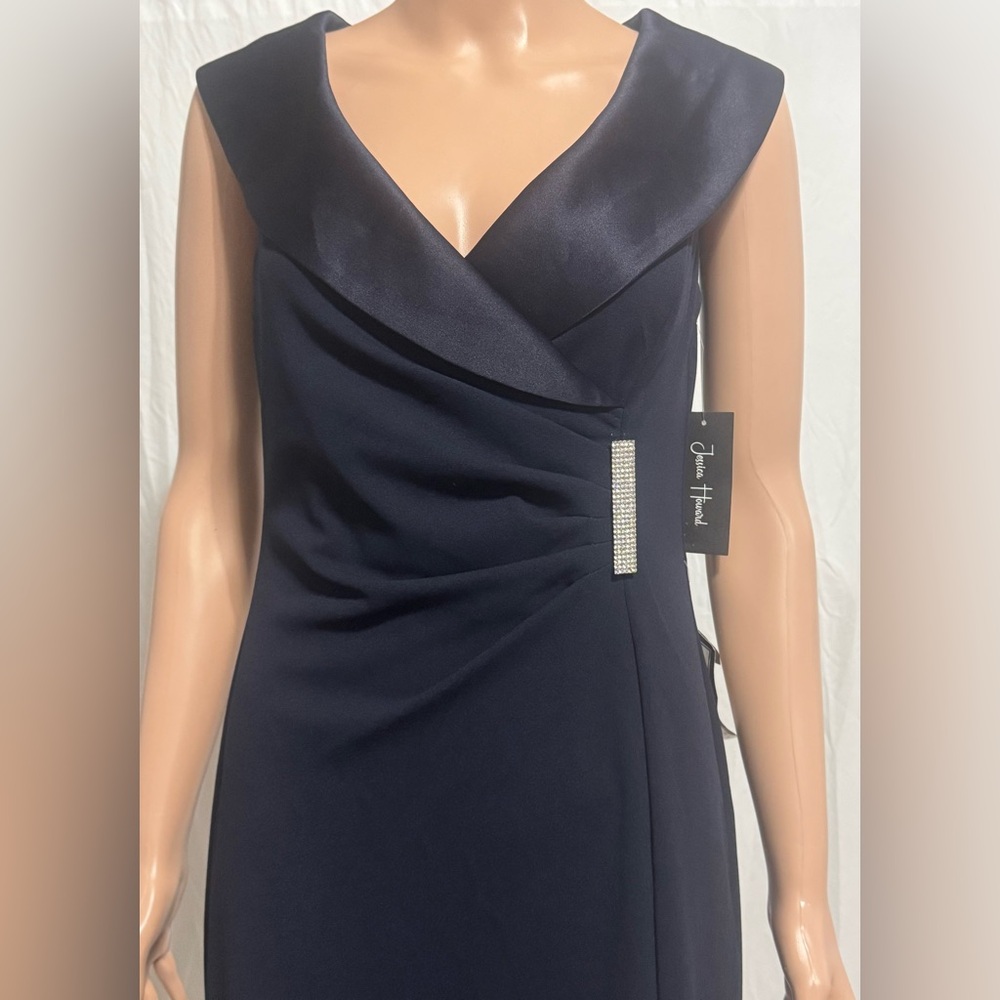Jessica Howard
Petite Collared Side-Slit Long Gown - Picture 5 of 9